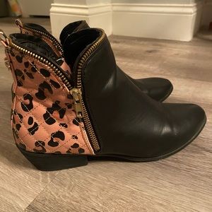 Betsey Johnson sz 8.5 leopard print ankle boots